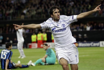 Raúl celebra su gol, el tercero del Schalke en la ida de los cuartos de final de la Liga de Campeones contra el Inter, con Ranocchia y Julio César abatidos.