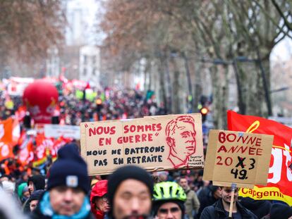 Manifestación contra la reforma de las pensiones de Emmanuel Macron, el martes 7 de febrero de 2023, en la ciudad francesa de Toulouse.