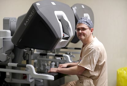 Roberto Ballesteros, en el hospital de Valdecilla de Santander, con un robot DaVinci.