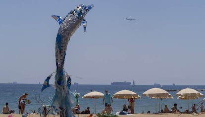 Escultura de sis metres en forma de dofí a la platja del Somorrostro de Barcelona.