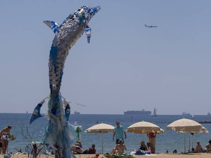 Escultura de sis metres en forma de dofí a la platja del Somorrostro de Barcelona.