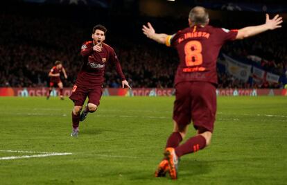 Messi corre hacia Iniesta tras marcar en Stamford Bridge.