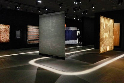 Exposición de Olga de Amaral, en la sede de la Fundación Cartier en París, el 10 de octubre de 2024.