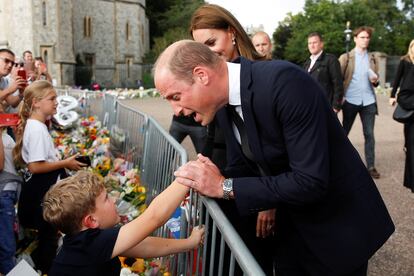 Guillermo, príncipe de Gales, saluda a un niño a las puertas del castillo de Windsor.