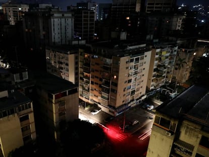 Bairro residencial sem eletricidade em Caracas.