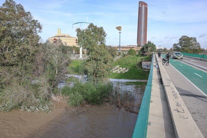 El río Guadalquivir a su paso por Sevilla, este martes.