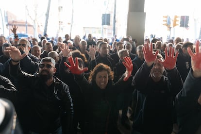 Protesta de los funcionarios de prisiones, este jueves, frente al Departamento de Justicia.