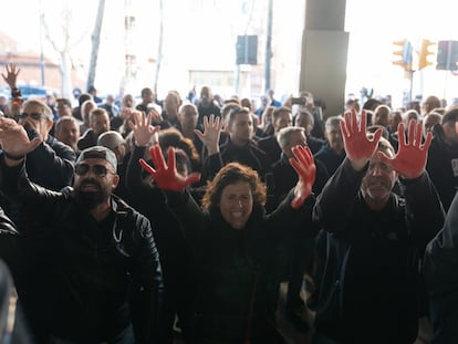 Protesta de los funcionarios de prisiones, este jueves, frente al Departamento de Justicia.