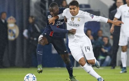 Casemiro disputa a bola com Matuidi no jogo do Real contra o PSG.