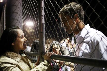 El excongresista demócrata de Texas Beto O'Rourke saluda a sus seguidores después de una marcha anti-Trump en El Paso, Texas.