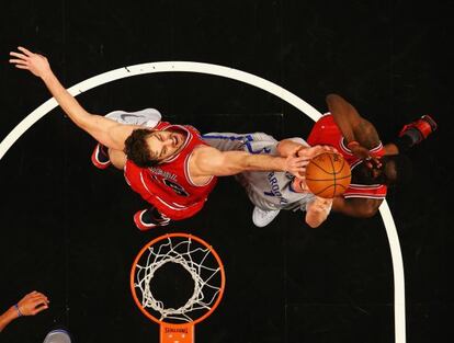 Pau Gasol lucha con Mason Plumlee por el balón. 