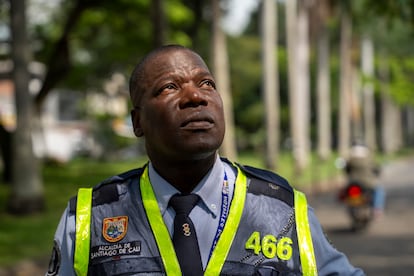 El agente de tránsito José Félix Angulo, quien fue víctima de racismo en Colombia. 