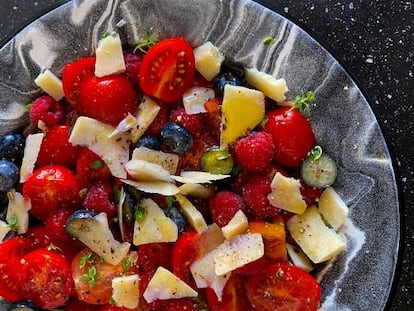 Ensalada de tomates, frambuesas, arándanos y queso curado