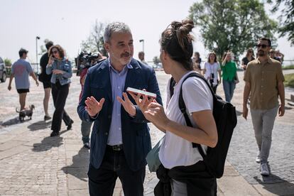 El alcaldable del PSC, Jaume Collboni, conversa con la periodista de la redacción de Barcelona, Clara Blanchar, después de la foto con el resto de alcaldables.