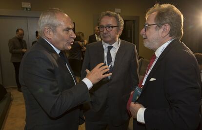 El director de EL PAÍS, Antonio Caño, conversa con el presidente del Grupo PRISA, Manuel Polanco y con el presidente de EL PAÍS, Juan Luis Cebrián, antes del acto.