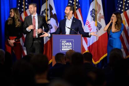 Donald Trump Jr. (centro) y Eric Trump (izquierda), hijos del presidente estadounidense Donald Trump, durante una conferencia de prensa en Des Moines, capital del Estado de Iowa. Los hijos mayores del presidente se presentaron para impulsar la campaña de su padre bajo el eslogan "Hagamos a Iowa grande de nuevo".