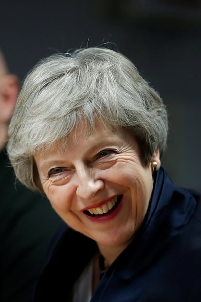 "Si pudieras desmelenarte con tus amigas este 8 de marzo, lejos del trabajo, ¿cuál sería tu noche perfecta?".

Incluso la conservadora Theresa May no daba crédito a la pregunta que le espetó una periodista el día internacional de la mujer. Su respuesta lo dice todo: "Oh dios mío, vaya pregunta. Pues mira, nunca lo he pensado porque el Día Internacional de la Mujer está centrado en cómo afrontaremos la violencia de género, así que creo que no tendré tiempo de tener a mis chicas cerca y pasar una noche juntas, tal y como planteas".