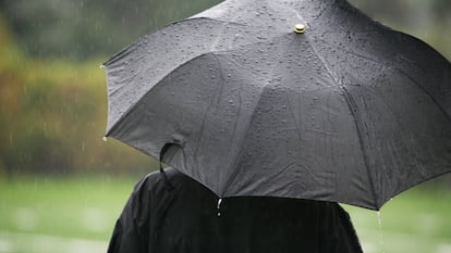 Artículo de EL PAÍS Escaparate que describe las ventajas de uso del paraguas plegable automático con asa de mosquetón