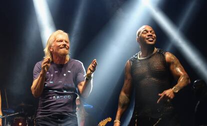 Sir Richard Branson con el rapero Flo Rida en un festival celebrado en las Islas Caimán el pasado 15 de febrero.