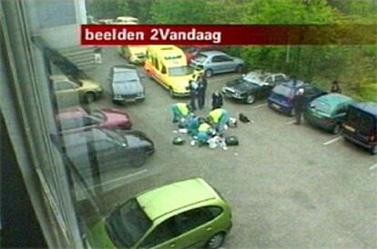 Imagen de la televisión holandesa en la que se ve cómo los servicios médicos intentan reanimar a Fortuyn.