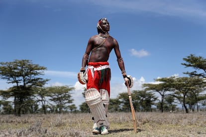 Los masai son una tribu semi-nómada de alrededor de un millón de miembros que vive en Kenia y Tanzania. Sonyanga Ole Ng'ais, capitán de los Masaai Cricket Warriors, posa para un retrato en Endana.