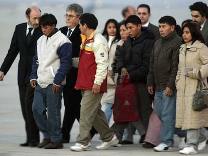 Alfredo Pérez Rubalcaba acompaña a familiares de Carlos Alonso Palate antes de la salida del avión que llevó su cadáver a Ecuador.
/ GORKA LEJARCEGI
Salida del cadáver de Palate del Instituto Anatómico Forense.