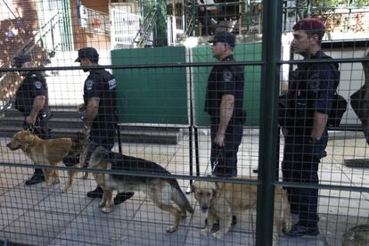 Un grupo de policías en un colegio electoral en la ciudad de Buenos Aires.