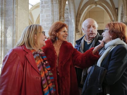 Desde la izquierda, Gloria Mañas, Carmen Alborch, Manuel Vicent y Rosa Regás, ayer, en Valencia.