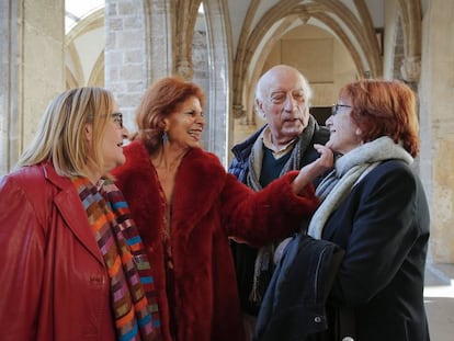 Desde la izquierda, Gloria Mañas, Carmen Alborch, Manuel Vicent y Rosa Regás, ayer, en Valencia.