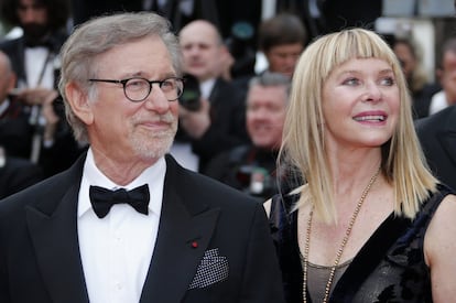 <b>Steven Spielberg y Kate Capshaw.</b> El director y productor lleva casado con su segunda mujer desde 1991, a quien conoció en el cásting para su película ‘indiana Jones y el templo maldito’ Juntos, suman una familia con siete hijos.