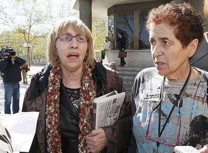 Marisa Castro y Empar Pineda, de la clínica Isadora, tras la comparecencia de tres médicos el viernes en el juzgado.