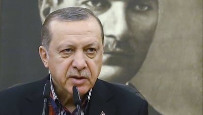 El presidente turco Recep Tayyip Erdogan, durante su charla este domingo con la prensa en Estambul, antes de partir a su gira por Oriente Pr&oacute;ximo.