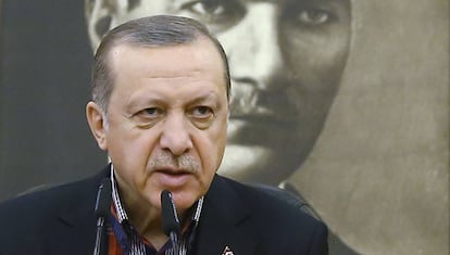El presidente turco Recep Tayyip Erdogan, durante su charla este domingo con la prensa en Estambul, antes de partir a su gira por Oriente Próximo.