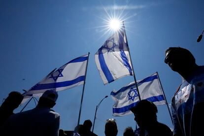 Manifestantes proisraelíes en la Convención Democrática, este lunes en Chicago.