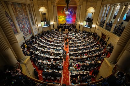 Asistentes a la instalación del último período del Congreso de la República escuchan a Efraín Cepeda, en el Salón Elíptico.
