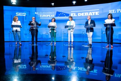 The candidates for the European elections, from the left, Estrella Galán (Sumar), Jordi Cañas (Ciudadanos), Teresa Ribera (PSOE), Dolors Montserrat (PP), Jorge Buxadé (VOX) and Irene Montero (Vamos) during the debate.