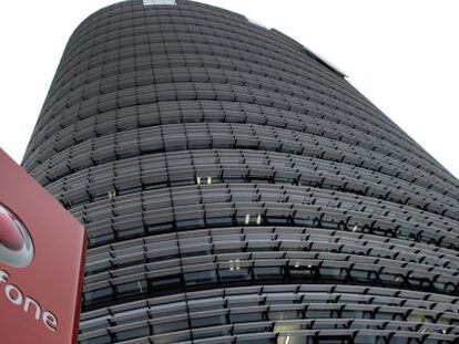 A la izquierda, fachada del edificio de la sede de Vodafone en Reino Unido.