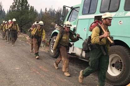 <b>Fuego hasta otoño o invierno.</b> El Bootleg amenaza con unirse a otros fuegos activos en la región. Algunos especialistas creen que, por su monumental tamaño, el incendio estará activo durante meses hasta que se extinga en otoño o hasta que empiece el invierno. Dos campamentos, el de Paisley y el de Silverlake, coordinan los trabajos de combate para limitarlo con más de 2.300 personas que se han sumado a las tareas de extinción. El incendio avanza por una zona rural despoblada, pero rica en biodiversidad. En la imagen, una cuadrilla de bomberos camina para enfrentar al incendio en el sur de Oregón, el 19 de julio. <b>Luis Pablo Beauregard (Los Ángeles)</b>