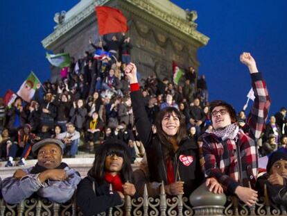 Simpatizantes del socialista Fran&ccedil;ois Hollanda celebran su triunfo electoral en Par&iacute;s. 