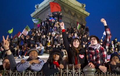Simpatizantes del socialista François Hollanda celebran su triunfo electoral en París.