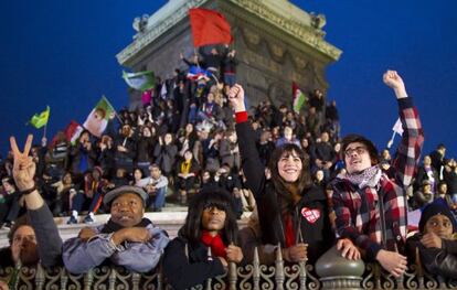 Simpatizantes del socialista Fran&ccedil;ois Hollanda celebran su triunfo electoral en Par&iacute;s. 