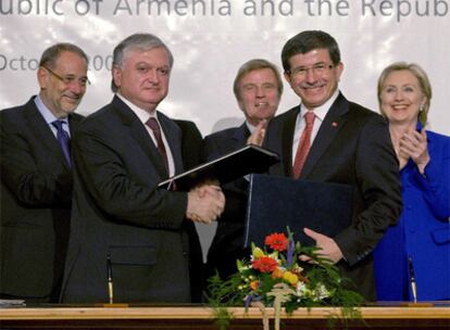 El ministro de Exteriores armenio, Edward Nalbandian (izda), saluda a su homólogo turco, Ahmet Davutoglu, en presencia del alto representante de Política Exterior de la UE, Javier Solana, el ministro de Exteriores francés, Bernard Kouchner, y la secretaria de Estado estadounidense, Hillary Clinton.