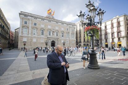 El periodista Walter Oppenheimer, en el 'making of' de la foto amb Xavier Trias a la plaça de Sant Jaume.