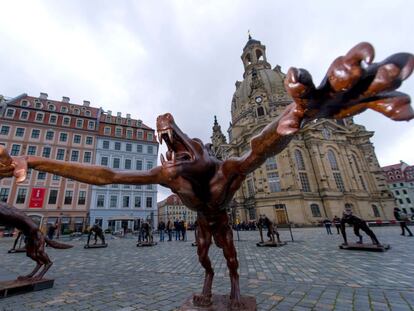 Parte de la exposición "Los lobos han vuelto", de Rainer Opolka, frente a la Iglesia de Nuestra Señora de Dresde (Alemania).