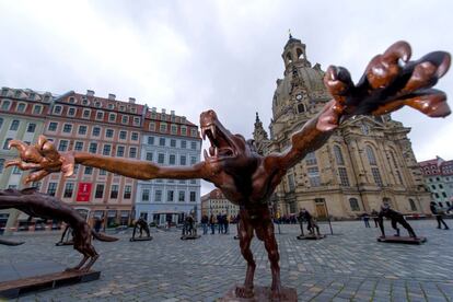 Parte de la exposición "Los lobos han vuelto", de Rainer Opolka, frente a la Iglesia de Nuestra Señora de Dresde (Alemania).