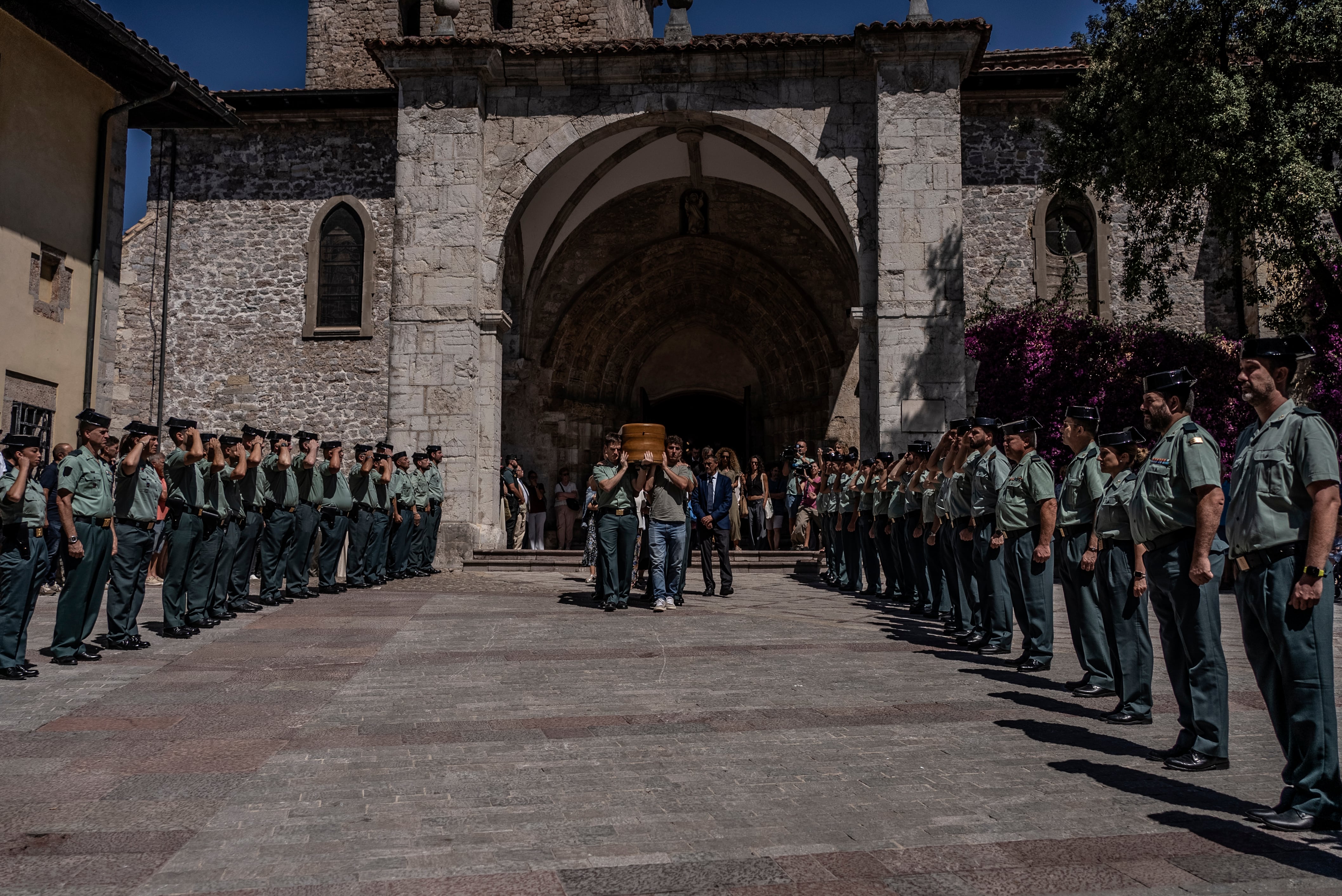 El hijo y compañeros de Laura, la Guardia Civil asesinada por su expareja, cargan el féretro durante su funeral en Llanes, Asturias, el 7 de agosto.