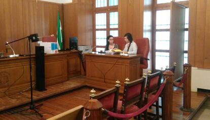 Revisión de documentación en la Audiencia Provincial de Granada.