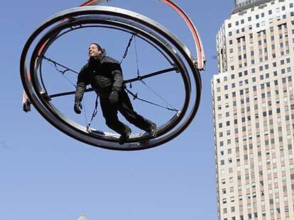 El mago David Blaine, suspendido sobre Times Square