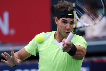 Rafa Nadal golpea la pelota durante el partido contra Giraldo.