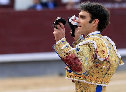 El diestro José Tomás sostiene las dos orejas que ha cortado a su primer toro